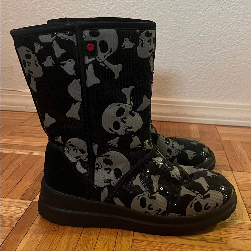 Skull I ❤️ Ugg Size 7 never worn, NWOT
